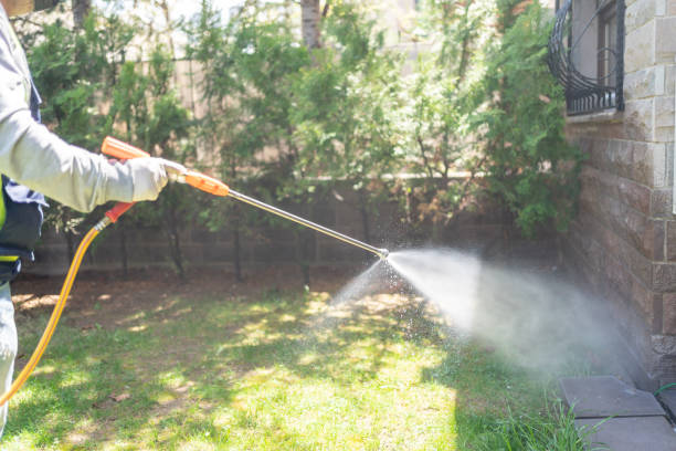 Best Mosquito Control Services  in Newton, IA